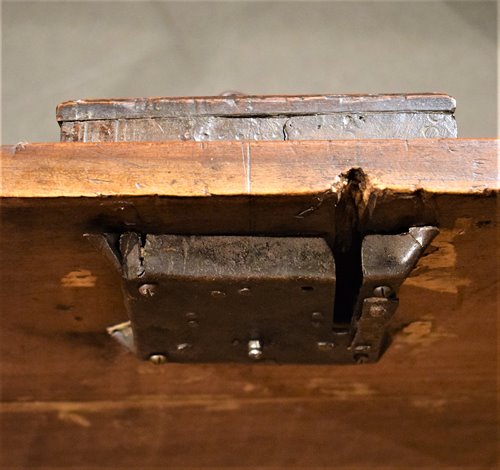 Noble chest in carved and inlaid walnut.